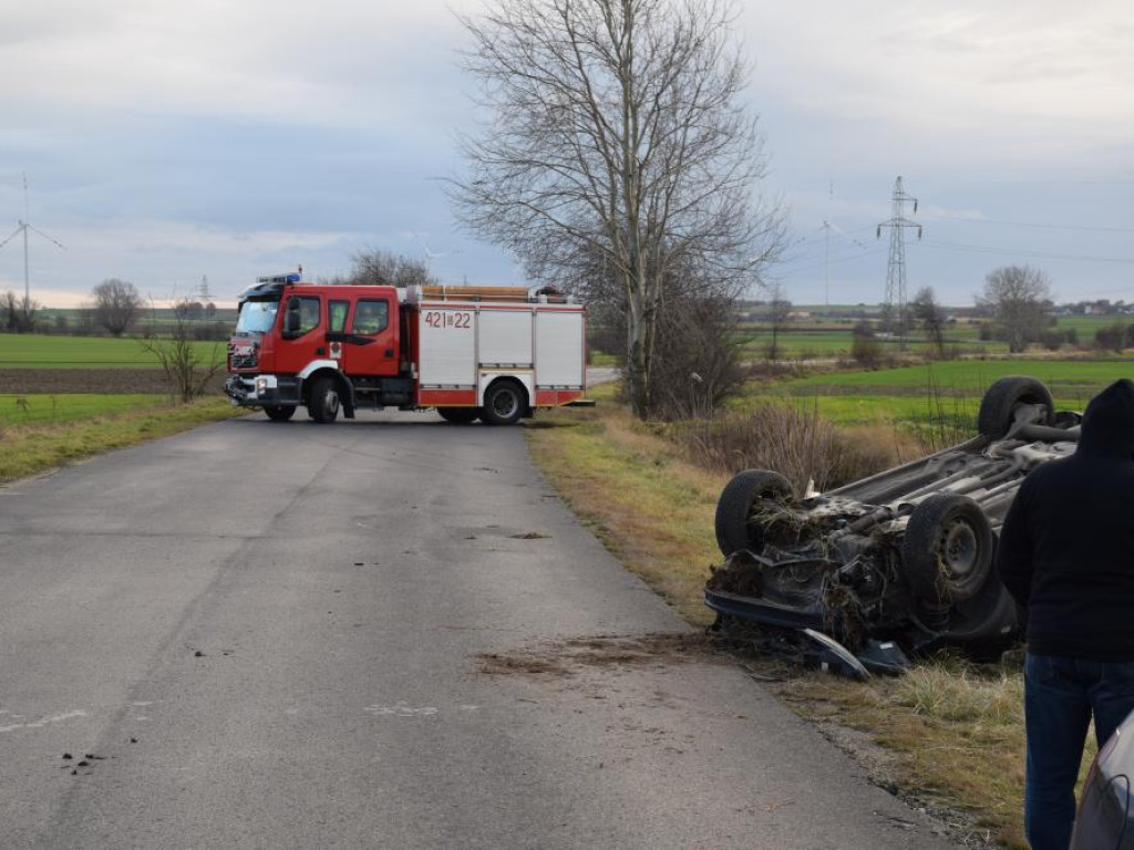 Kobieta w ciąży dachowała fiatem koło huty pod Głogowem
