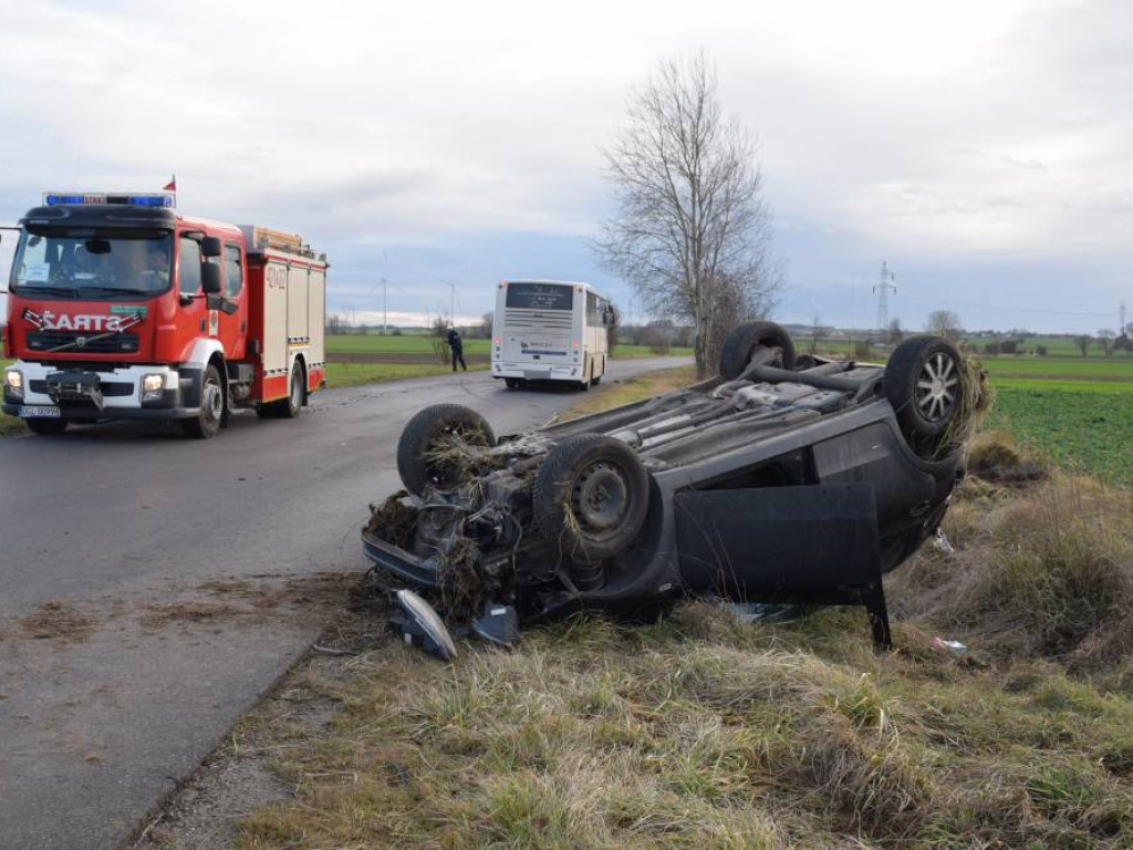 Kobieta w ciąży dachowała fiatem koło huty pod Głogowem