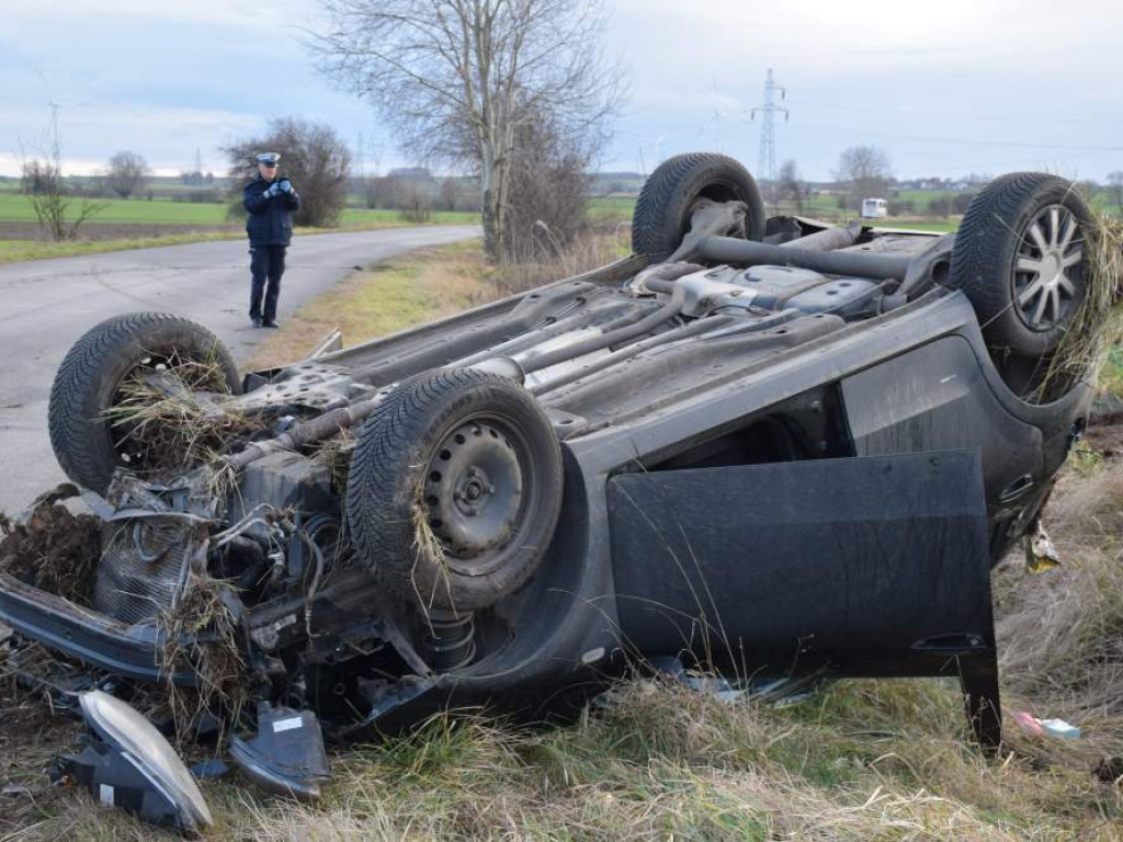 Kobieta w ciąży dachowała fiatem koło huty pod Głogowem
