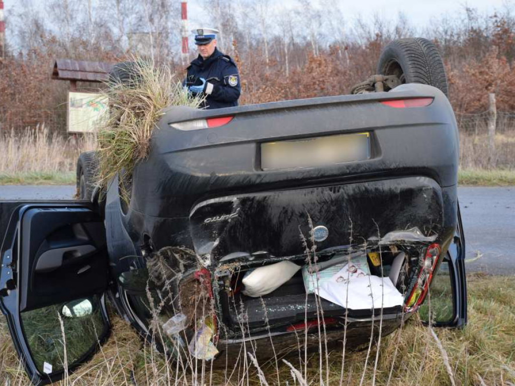 Kobieta w ciąży dachowała fiatem koło huty pod Głogowem