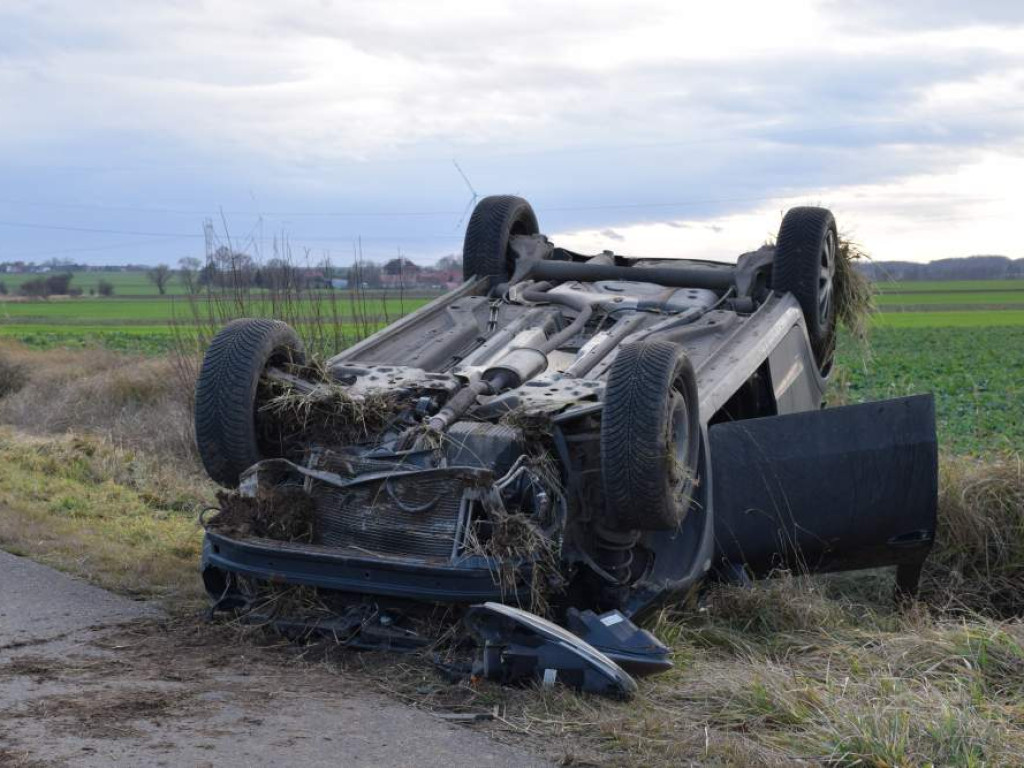 Kobieta w ciąży dachowała fiatem koło huty pod Głogowem