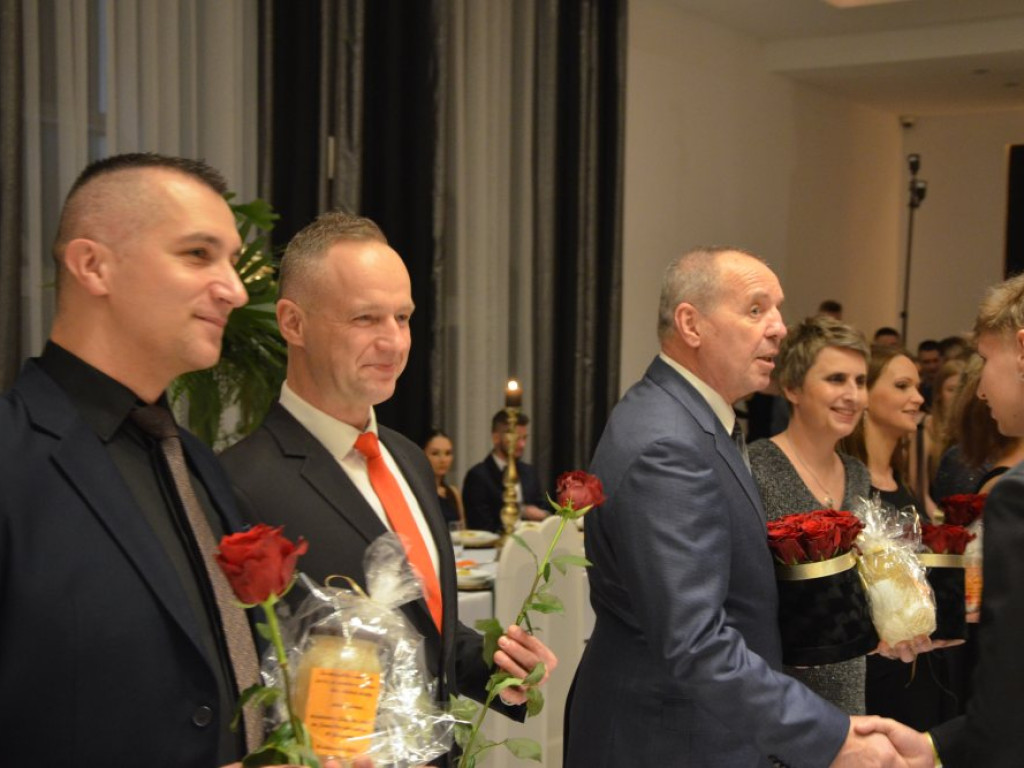Polonez, walc i wiele więcej! Studniówka uczniów Szkoły im. Jana Wyżykowskiego trwa