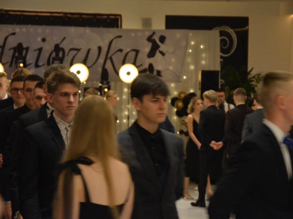 Polonez, walc i wiele więcej! Studniówka uczniów Szkoły im. Jana Wyżykowskiego trwa