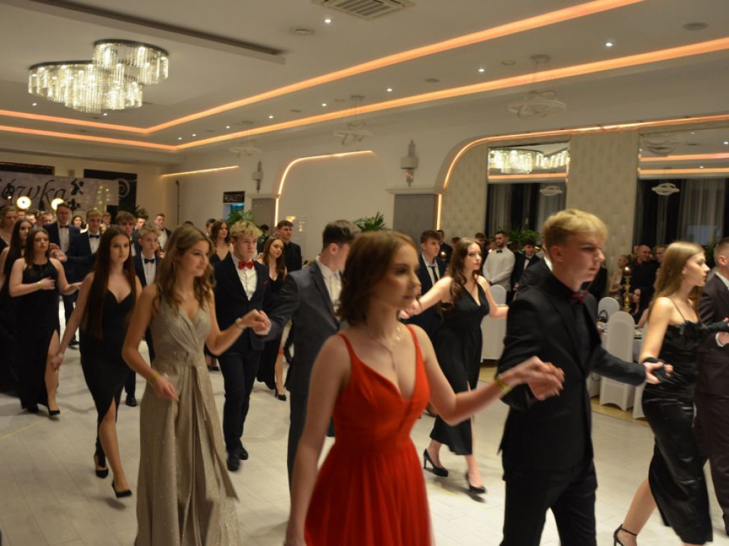 Polonez, walc i wiele więcej! Studniówka uczniów Szkoły im. Jana Wyżykowskiego trwa