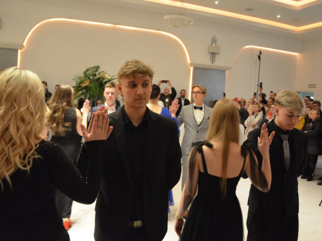 Polonez, walc i wiele więcej! Studniówka uczniów Szkoły im. Jana Wyżykowskiego trwa