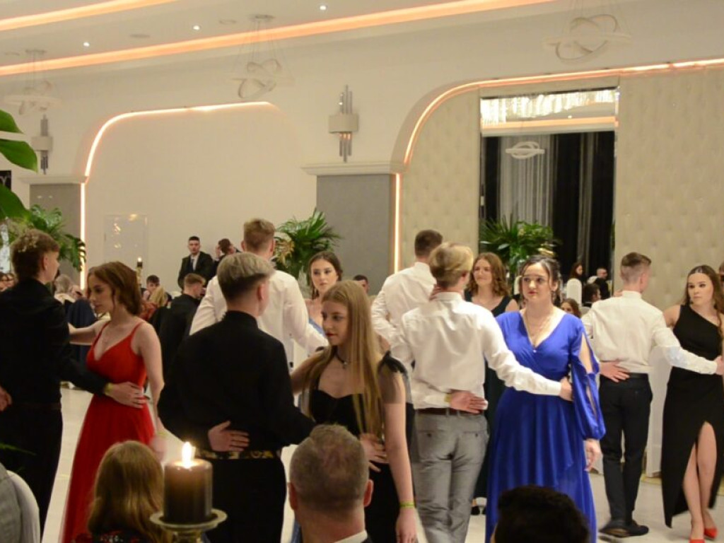 Polonez, walc i wiele więcej! Studniówka uczniów Szkoły im. Jana Wyżykowskiego trwa