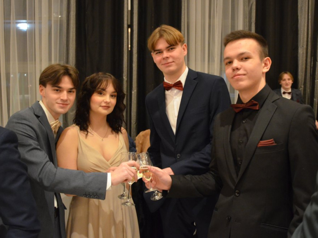 Polonez, walc i wiele więcej! Studniówka uczniów Szkoły im. Jana Wyżykowskiego trwa