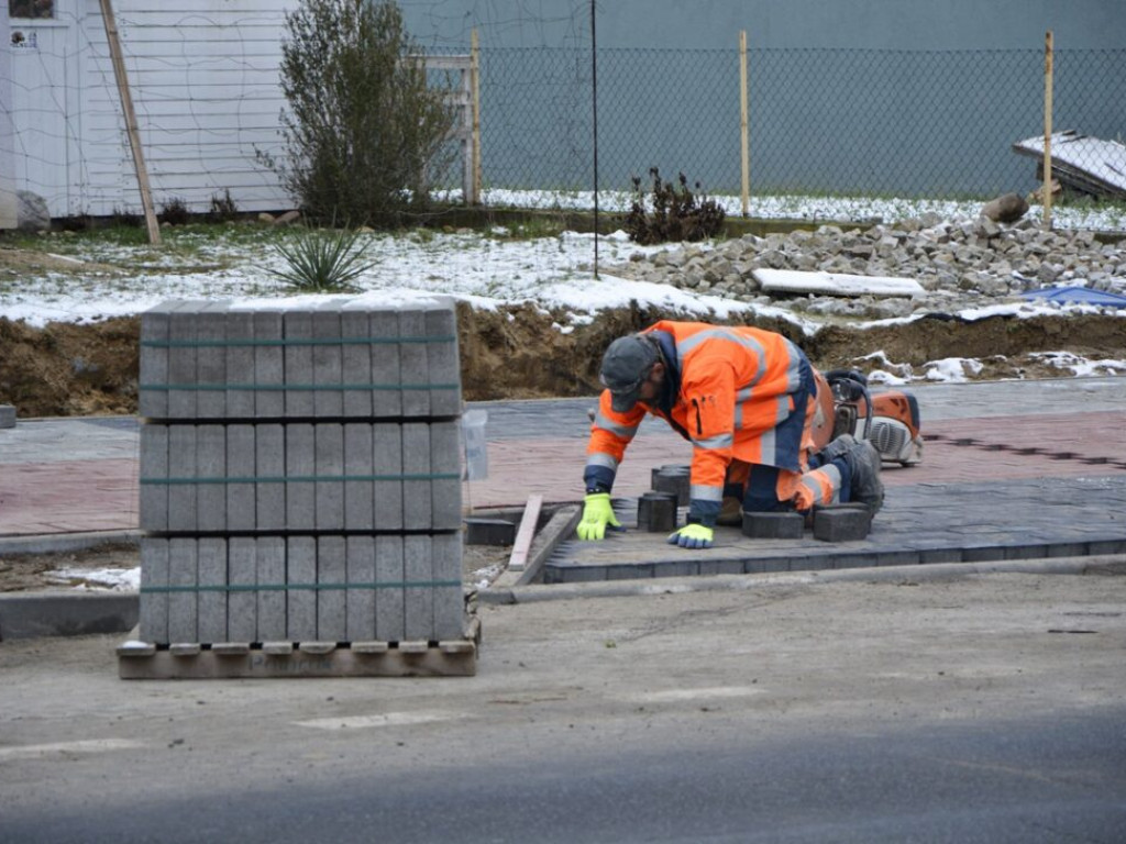 Przebudowa chodnika przy ul. Wita Stwosza. Prace idą pełną parą!