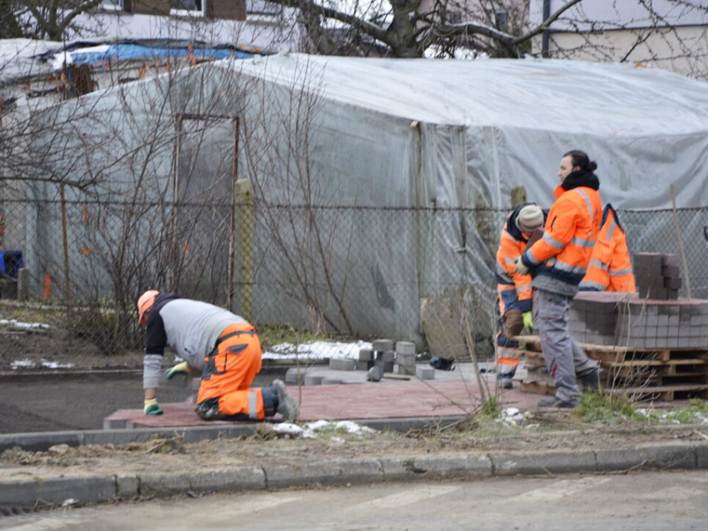 Przebudowa chodnika przy ul. Wita Stwosza. Prace idą pełną parą!