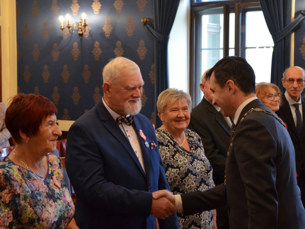 Jak otrzymać Medal za Długoletnie Pożycie Małżeńskie?