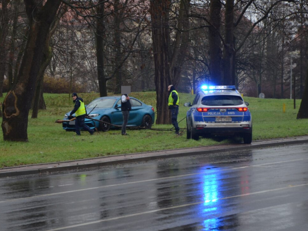 Auto wypadło z ronda [Zdjęcia]