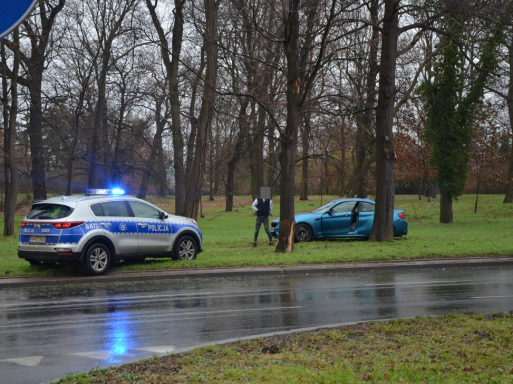 Auto wypadło z ronda [Zdjęcia]