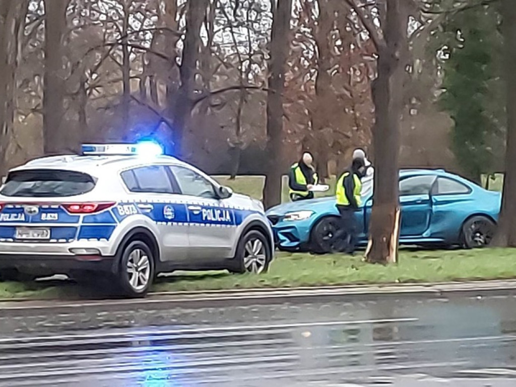 Auto wypadło z ronda [Zdjęcia]