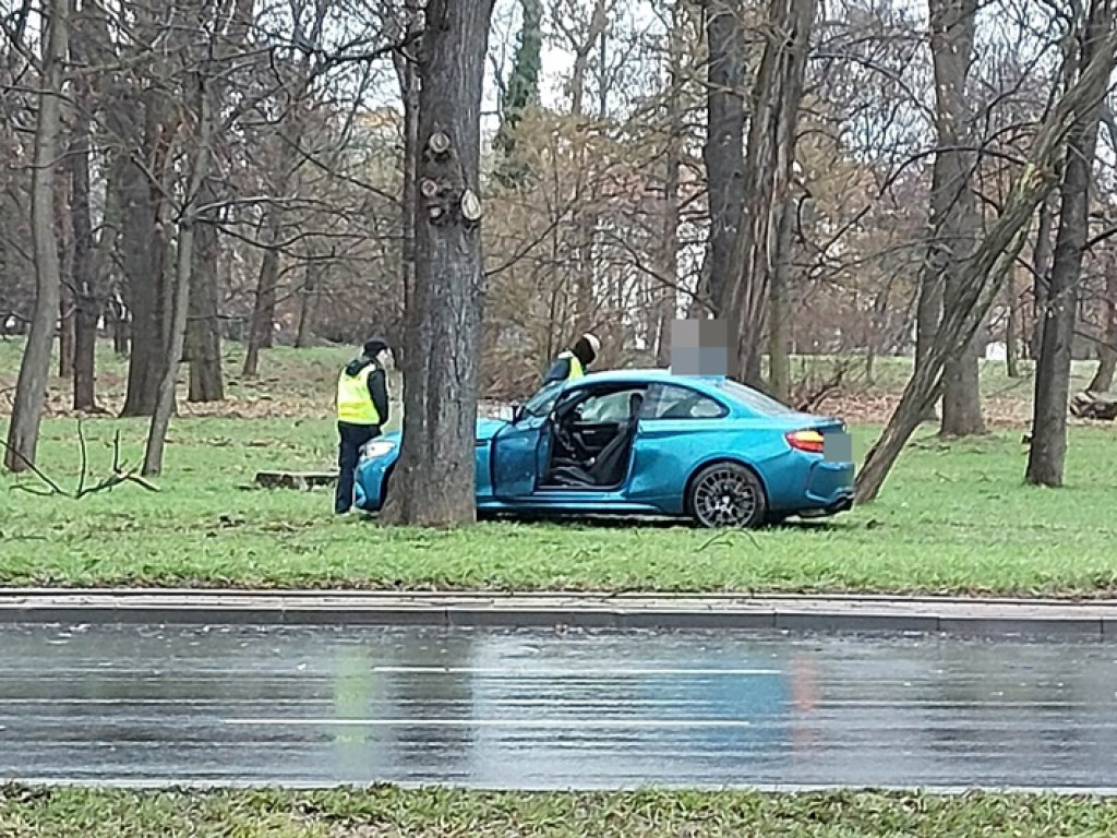 Auto wypadło z ronda [Zdjęcia]