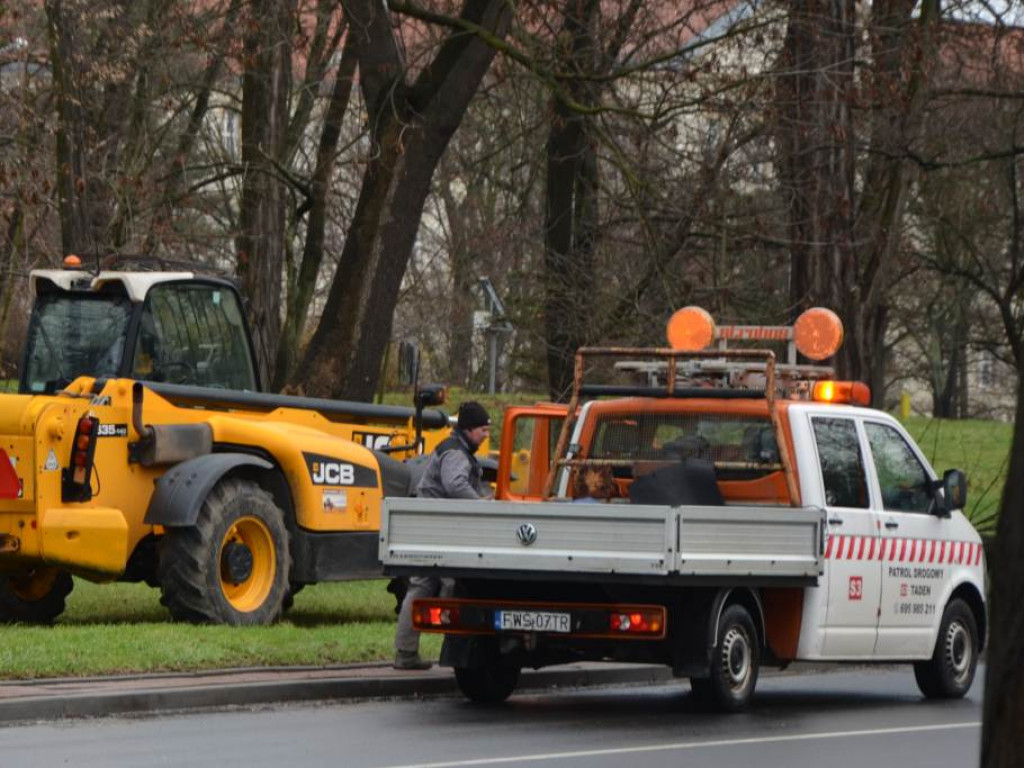 Sprzątają na rondzie po ostatnim zderzeniu