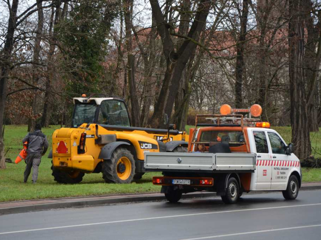 Sprzątają na rondzie po ostatnim zderzeniu
