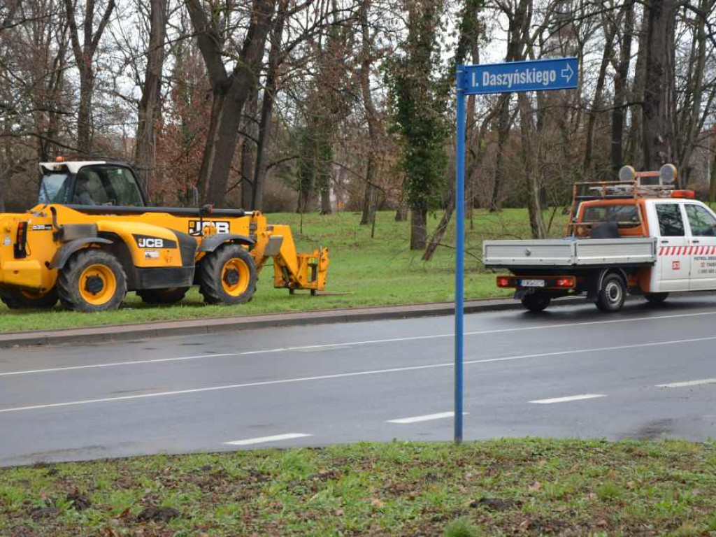 Sprzątają na rondzie po ostatnim zderzeniu