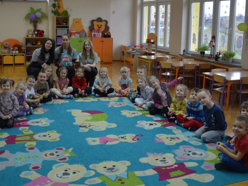 Wspólne czytanie i teatrzyk. Uczennice I LO przedstawiają wiersze najmłodszym