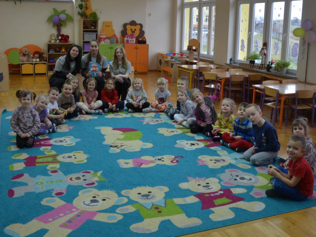 Wspólne czytanie i teatrzyk. Uczennice I LO przedstawiają wiersze najmłodszym