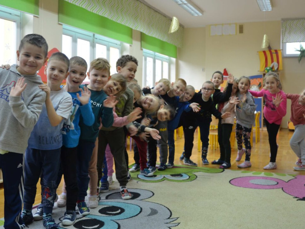 Wspólne czytanie i teatrzyk. Uczennice I LO przedstawiają wiersze najmłodszym