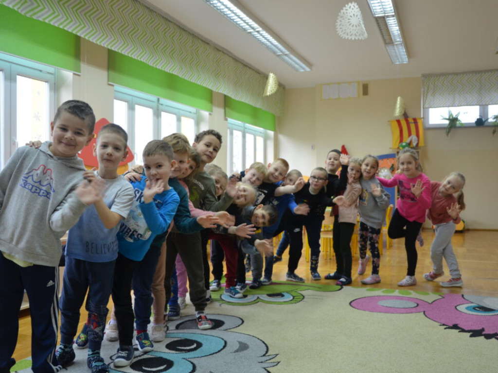 Wspólne czytanie i teatrzyk. Uczennice I LO przedstawiają wiersze najmłodszym