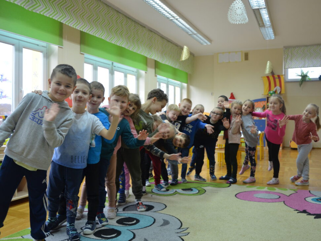 Wspólne czytanie i teatrzyk. Uczennice I LO przedstawiają wiersze najmłodszym