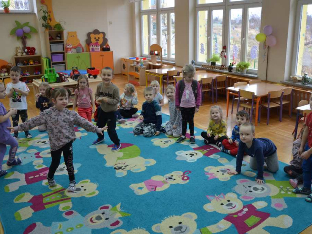 Wspólne czytanie i teatrzyk. Uczennice I LO przedstawiają wiersze najmłodszym
