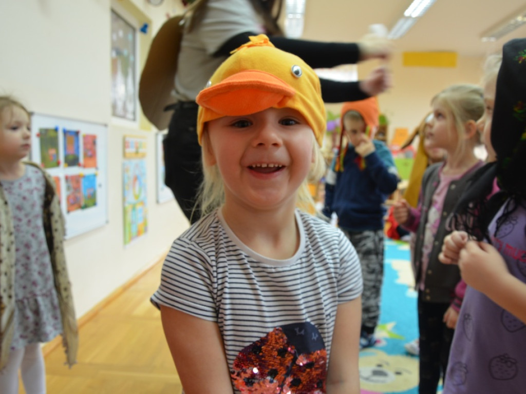 Wspólne czytanie i teatrzyk. Uczennice I LO przedstawiają wiersze najmłodszym