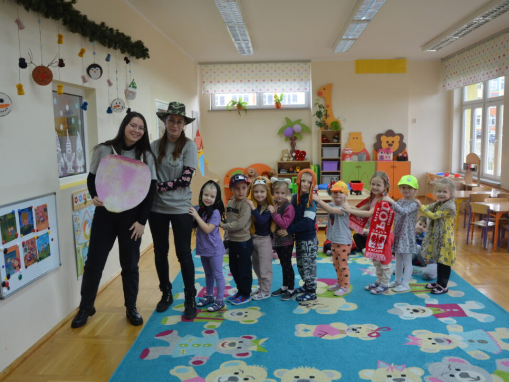 Wspólne czytanie i teatrzyk. Uczennice I LO przedstawiają wiersze najmłodszym