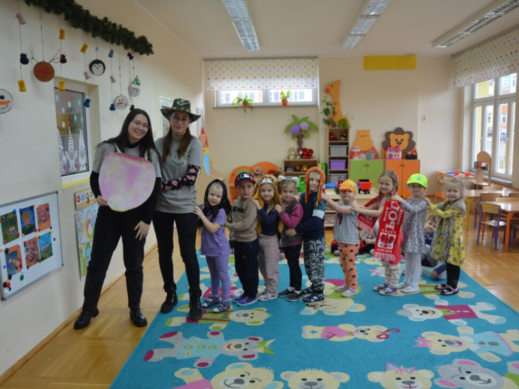 Wspólne czytanie i teatrzyk. Uczennice I LO przedstawiają wiersze najmłodszym