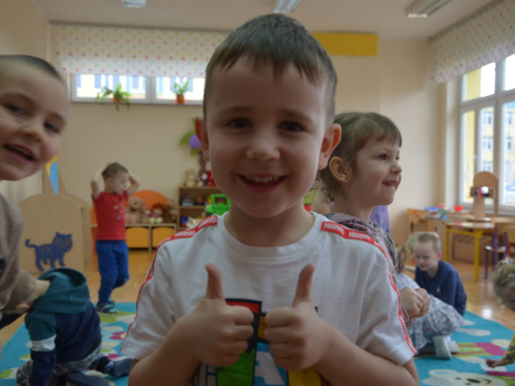 Wspólne czytanie i teatrzyk. Uczennice I LO przedstawiają wiersze najmłodszym
