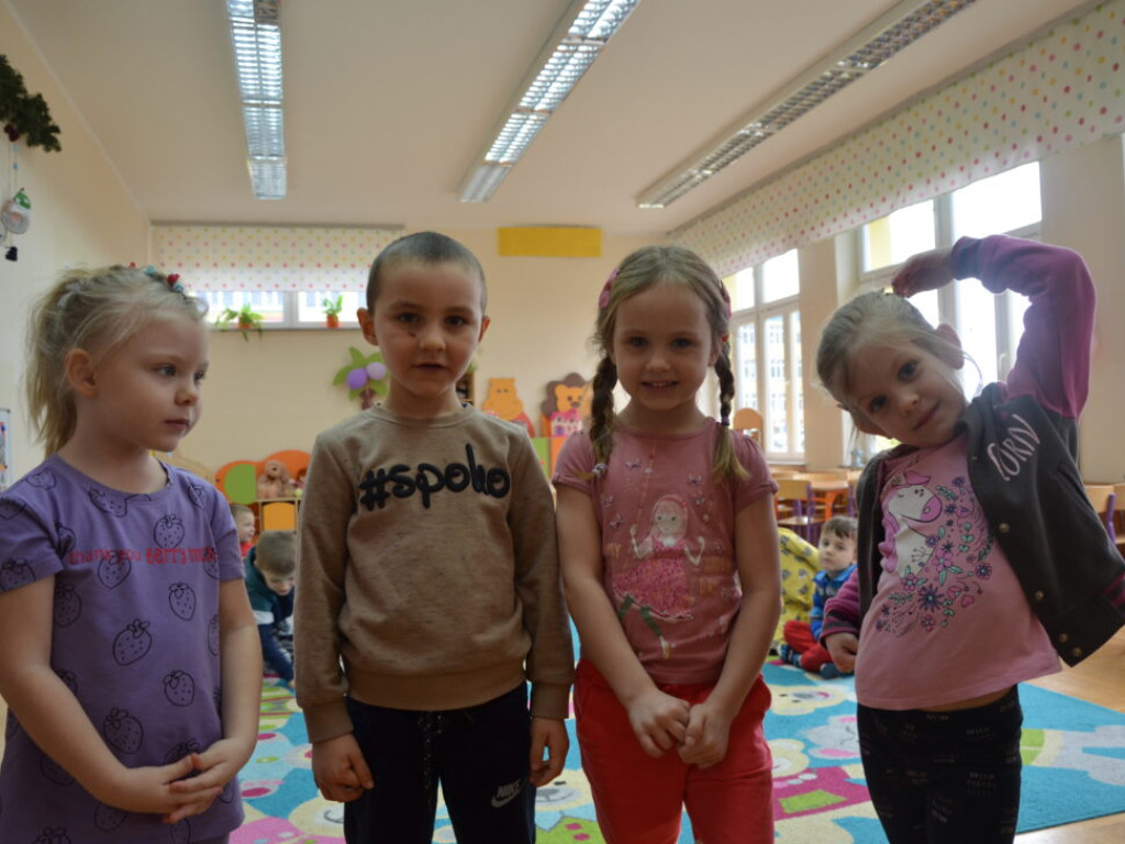 Wspólne czytanie i teatrzyk. Uczennice I LO przedstawiają wiersze najmłodszym