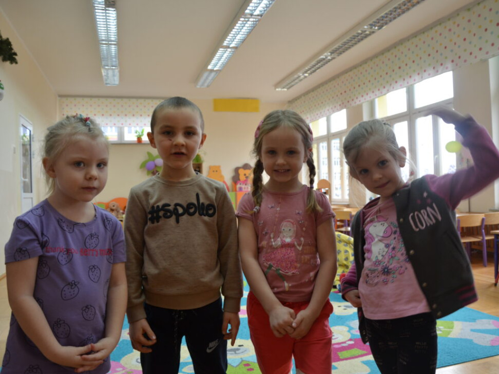 Wspólne czytanie i teatrzyk. Uczennice I LO przedstawiają wiersze najmłodszym