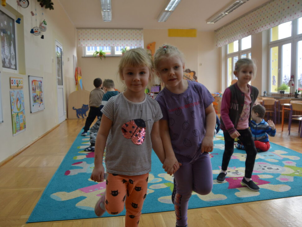 Wspólne czytanie i teatrzyk. Uczennice I LO przedstawiają wiersze najmłodszym