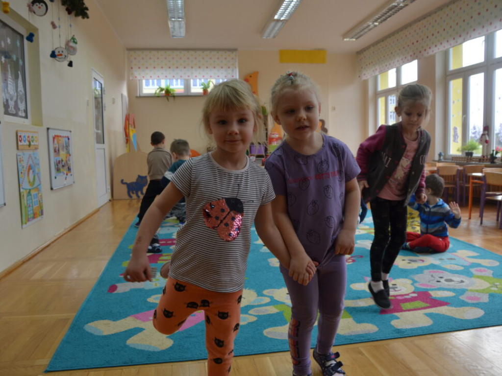 Wspólne czytanie i teatrzyk. Uczennice I LO przedstawiają wiersze najmłodszym