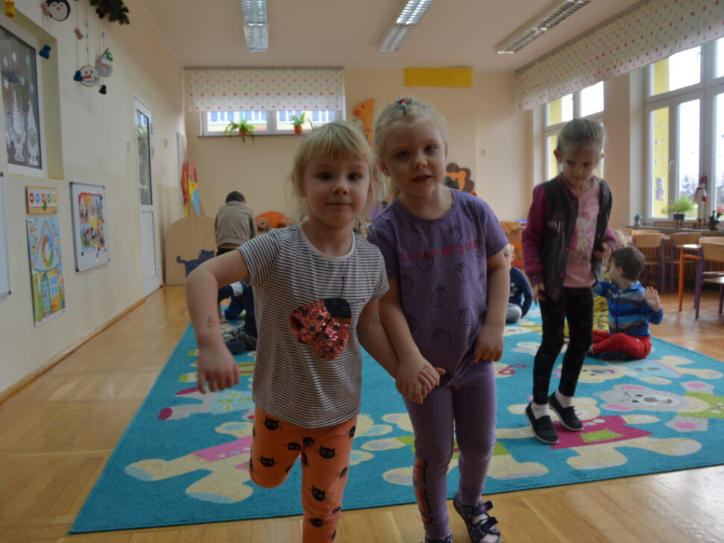 Wspólne czytanie i teatrzyk. Uczennice I LO przedstawiają wiersze najmłodszym