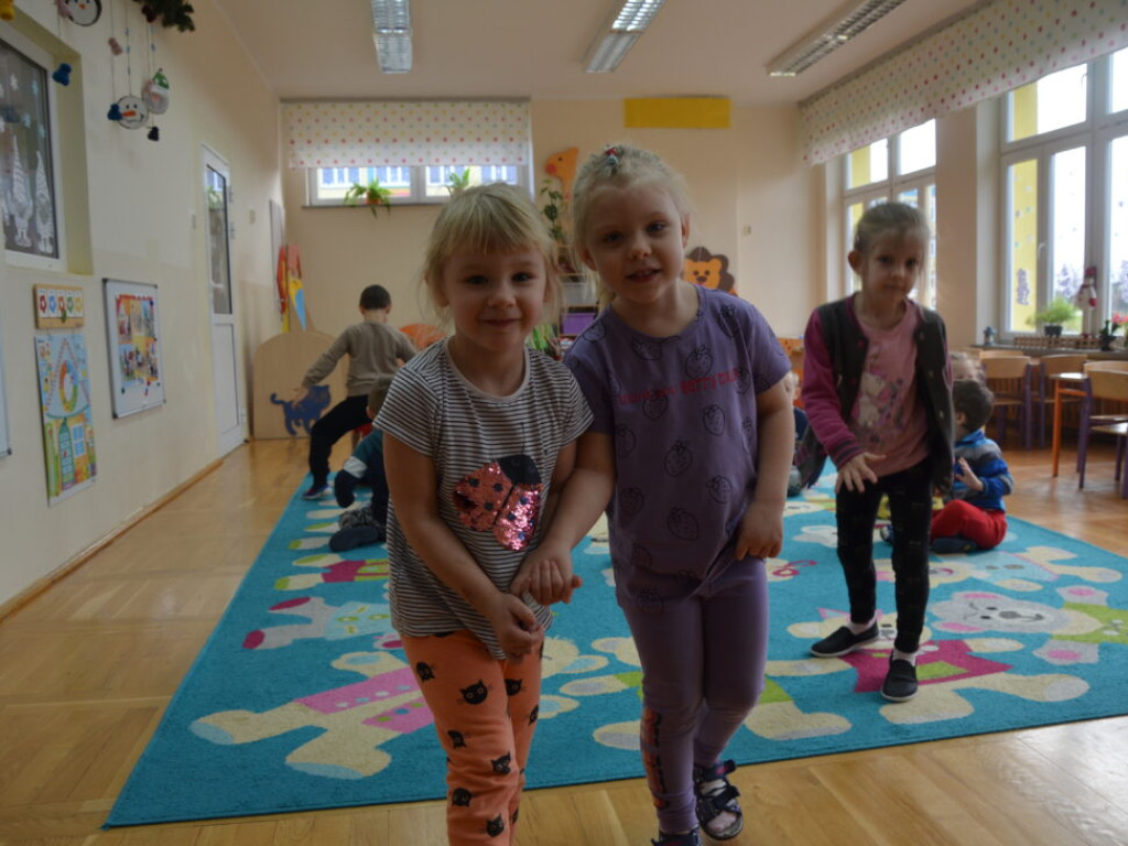 Wspólne czytanie i teatrzyk. Uczennice I LO przedstawiają wiersze najmłodszym