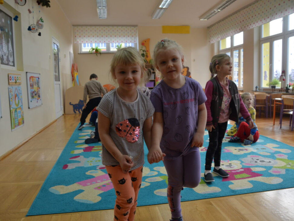 Wspólne czytanie i teatrzyk. Uczennice I LO przedstawiają wiersze najmłodszym
