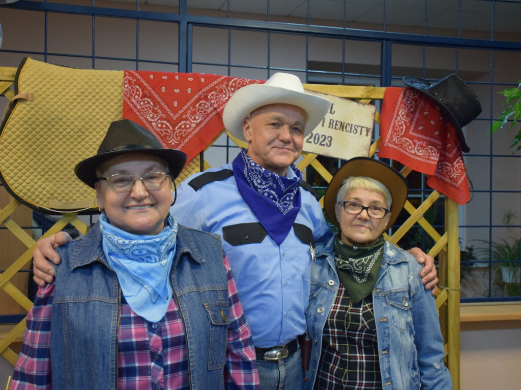 Stu seniorów bawiło się w stylu country. W Maniowie było jak na Dzikim Zachodzie