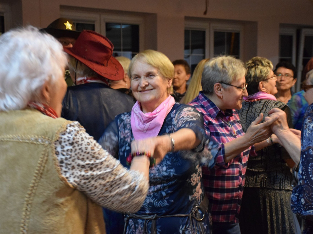 Stu seniorów bawiło się w stylu country. W Maniowie było jak na Dzikim Zachodzie