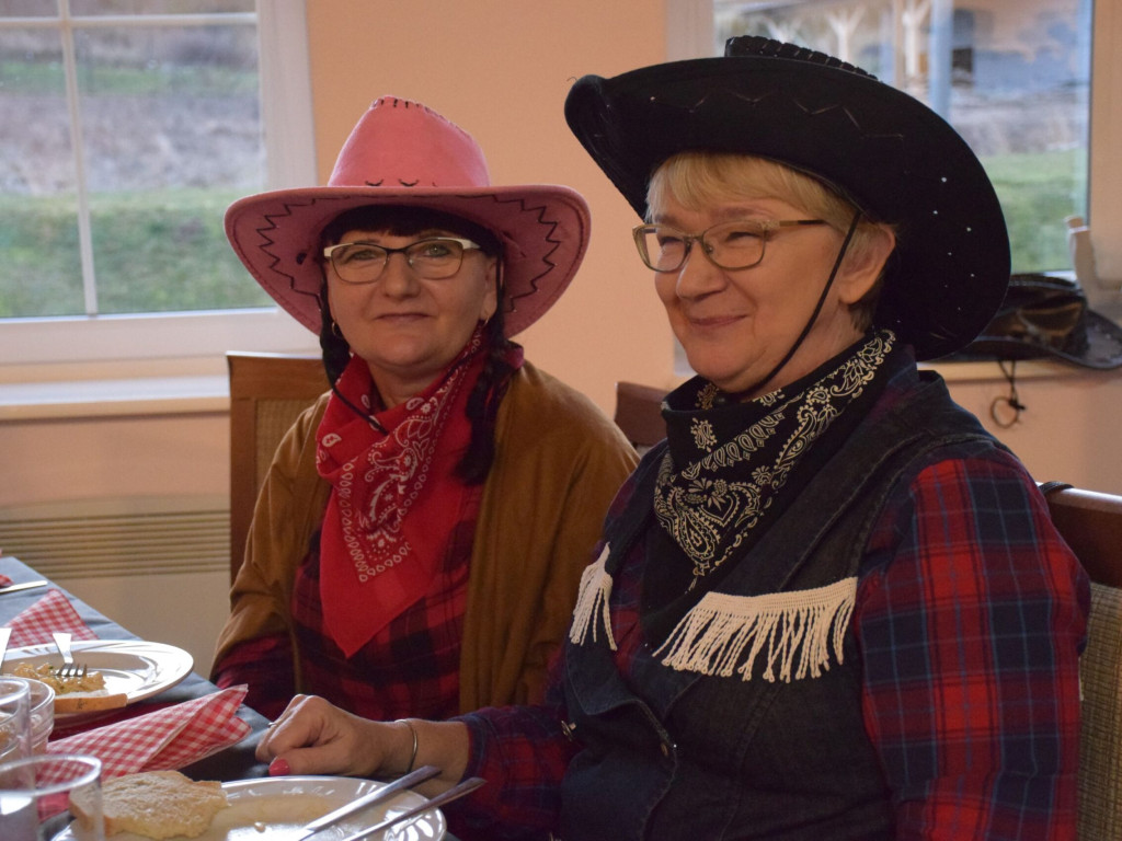 Stu seniorów bawiło się w stylu country. W Maniowie było jak na Dzikim Zachodzie