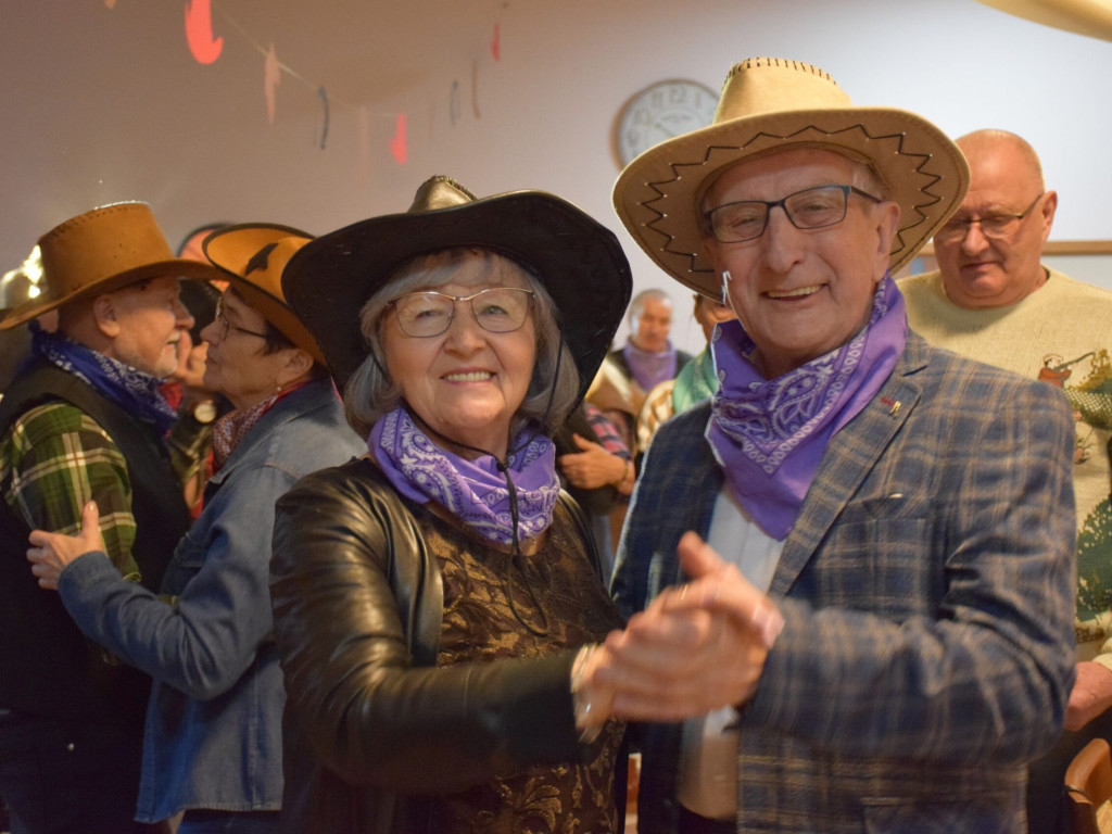 Stu seniorów bawiło się w stylu country. W Maniowie było jak na Dzikim Zachodzie