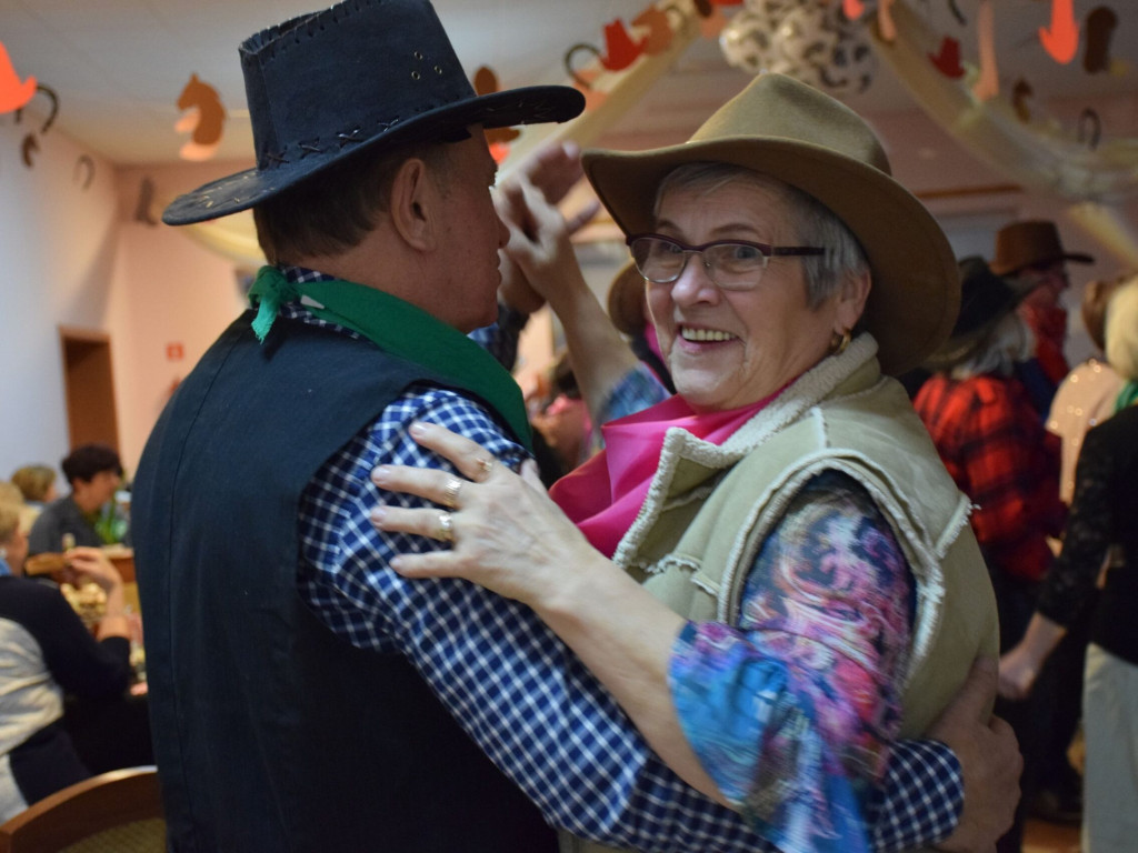 Stu seniorów bawiło się w stylu country. W Maniowie było jak na Dzikim Zachodzie