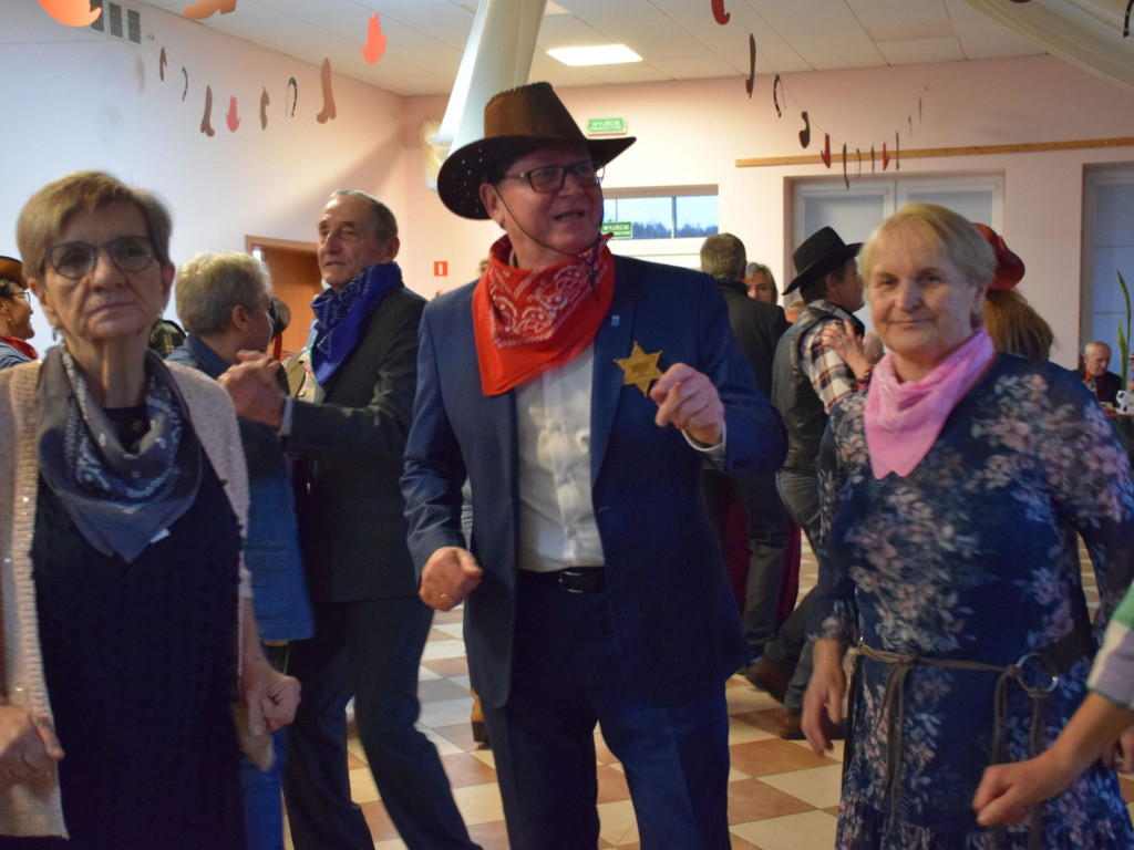 Stu seniorów bawiło się w stylu country. W Maniowie było jak na Dzikim Zachodzie