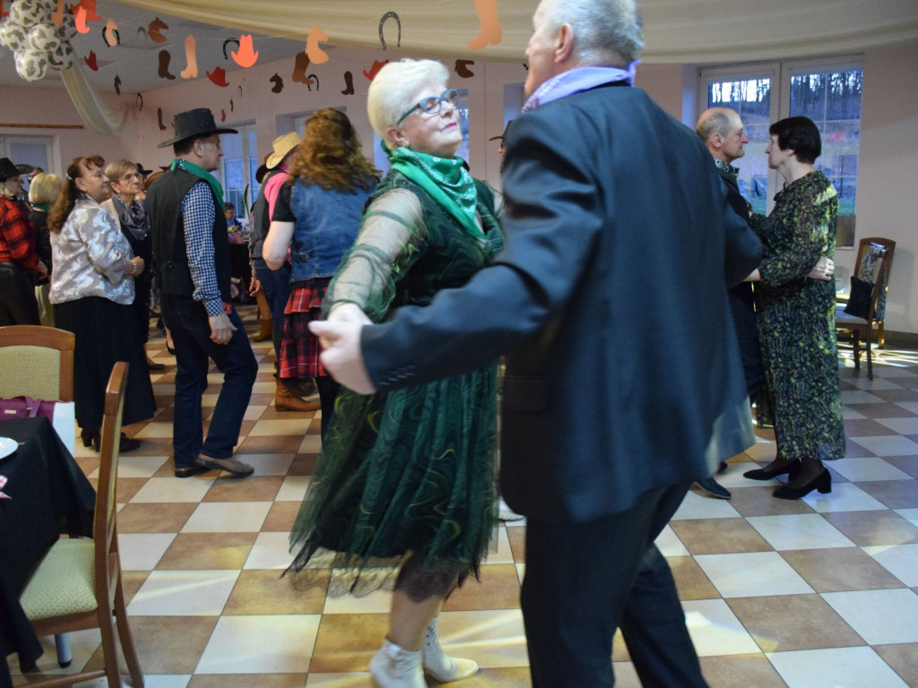 Stu seniorów bawiło się w stylu country. W Maniowie było jak na Dzikim Zachodzie
