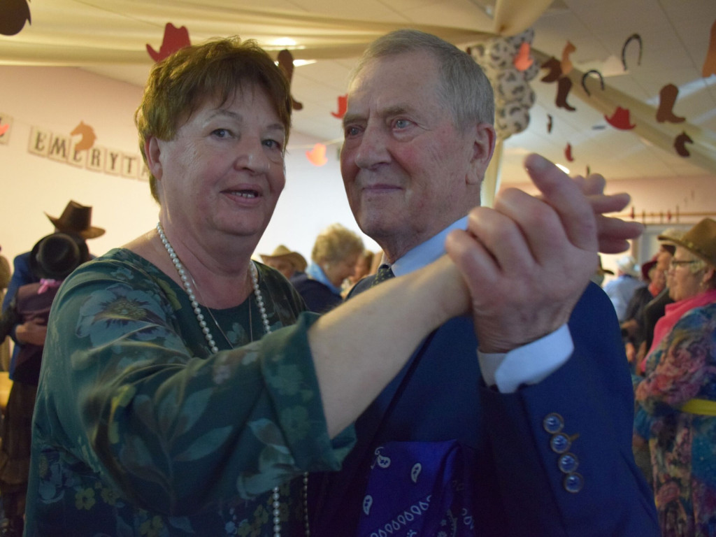Stu seniorów bawiło się w stylu country. W Maniowie było jak na Dzikim Zachodzie