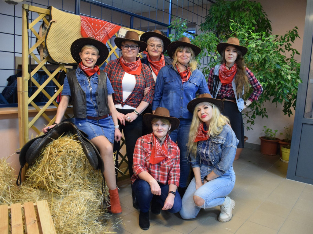 Stu seniorów bawiło się w stylu country. W Maniowie było jak na Dzikim Zachodzie