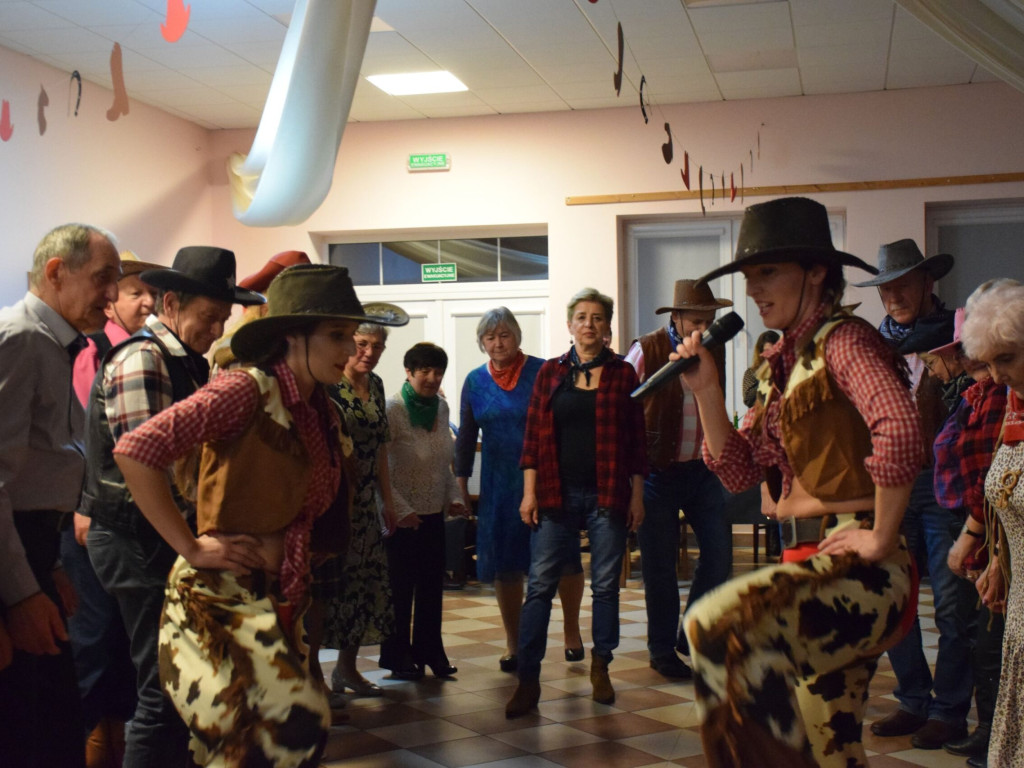Stu seniorów bawiło się w stylu country. W Maniowie było jak na Dzikim Zachodzie