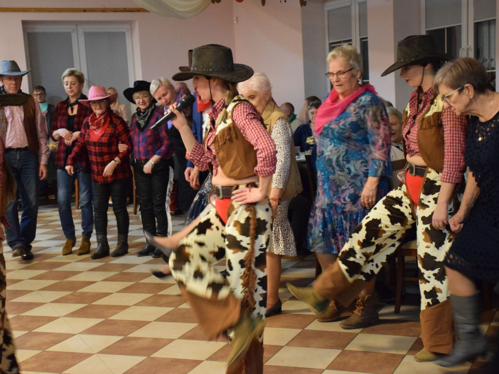 Stu seniorów bawiło się w stylu country. W Maniowie było jak na Dzikim Zachodzie