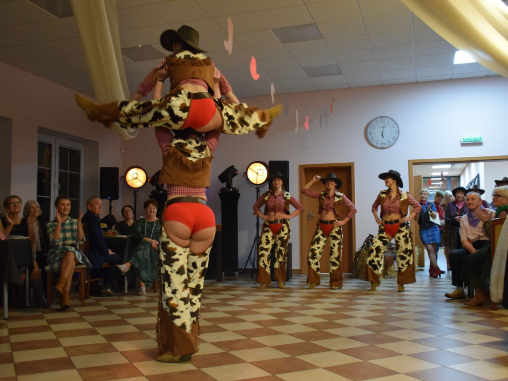 Stu seniorów bawiło się w stylu country. W Maniowie było jak na Dzikim Zachodzie